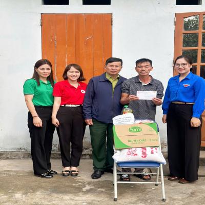 Đoàn phường Lê Đại Hành đã tổ chức chương trình thăm hỏi và trao tặng quà cho các gia đình người có công với cách mạng trên địa bàn phường Nhân dịp Tháng thanh niên